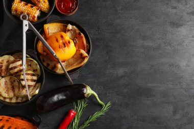 Arka planda ızgara sebzeli kase.