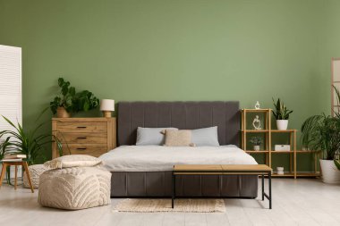 Şık modern yatak odası, temiz yatak odası, raf ünitesi ve ev bitkileri.