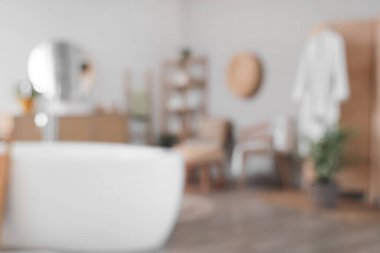 Ayna, raf ünitesi ve katlama ekranlı banyonun bulanık görüntüsü