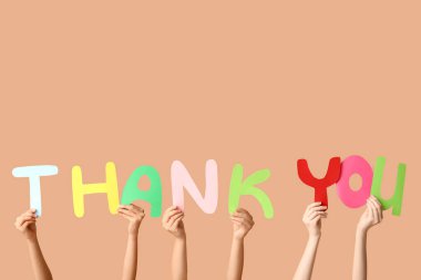 Kahverengi arkaplandaki kağıttan yapıldığınız için teşekkürler.