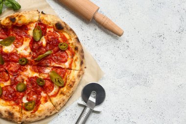 Lezzetli pizza, yuvarlak raptiye ve keski.