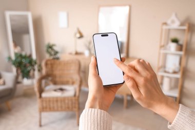 Evde boş cep telefonu kullanan kadın, yakın plan.