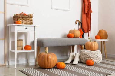 Koridorun içinde balkabakları, yumuşak bank ve masalar var.