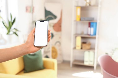 Ofisinde boş cep telefonu olan kadın, yakın plan.