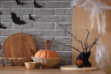 Cadılar Bayramı balkabağı, mutfakta fener ve ağaç dalları.