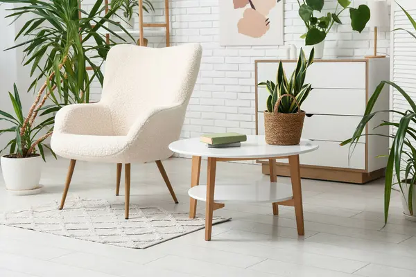 Oturma odasının iç tarafında kitap ve çiçeklerle dolu bir masa.