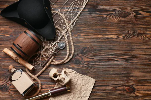 Rom, kafatası, harita ve ahşap arka planda ağ olan korsan şapkası.