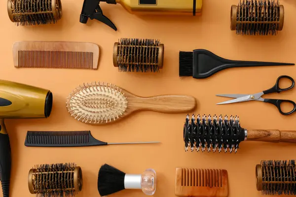 Bej arka planda kuaför aksesuarları.
