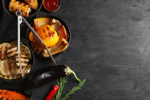 Arka planda ızgara sebzeli kase.