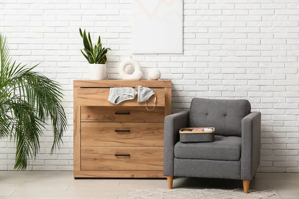 Odanın içinde kadın iç çamaşırları olan çekmeceler.