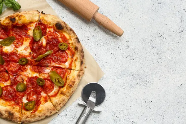 Lezzetli pizza, yuvarlak raptiye ve keski.