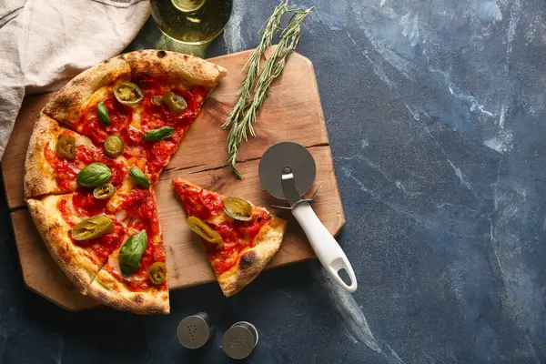 Lezzetli pizzalı kompozisyon ve mavi arka planda kesici.