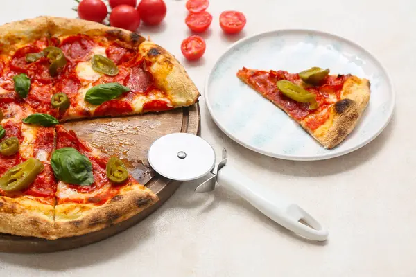 Lezzetli pizzalı kompozisyon ve arka planda kesici.