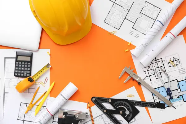 Mimarın malzemelerinden yapılmış çerçeve, turuncu arka planda ev planları.