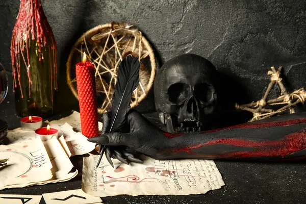 Sihirli özellikleri olan cadı eli grunge black background üzerine yazma büyüsü yapıyor. Cadılar Bayramı