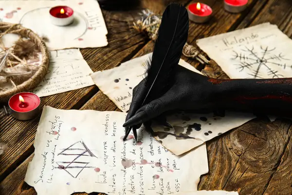 Kahverengi ahşap arka planda sihirli özellikleri olan kara cadı eli. Cadılar Bayramı