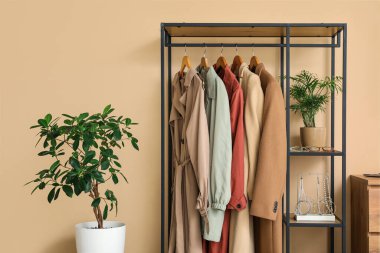 Soyunma odasının iç tarafındaki kıyafetlerle doldur.