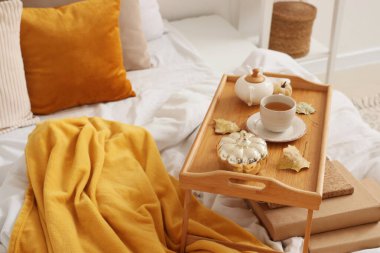 Kareli ve tepside çay, yatak odasında.