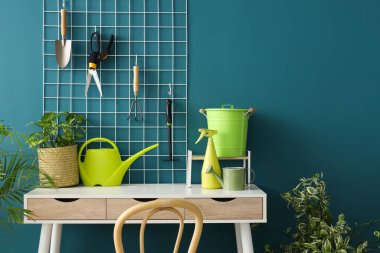 Bahçe aletleri, işyeri, tahta ve bitkilerin bulunduğu atölyenin içi