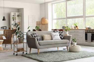 Kanepe, tezgah ve bitkilerle modern mutfak.