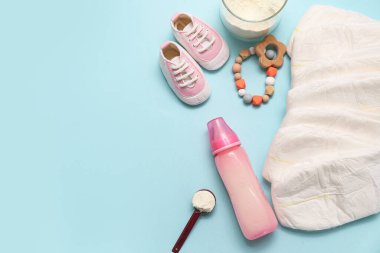 Bebek sütü formülü, patik, ip ve bebek beziyle dolu bir şişe.