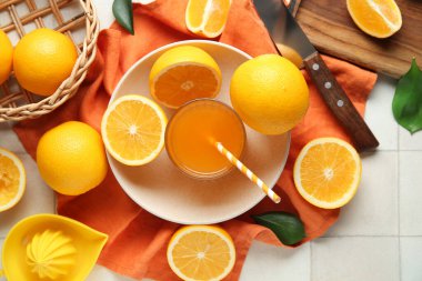 Beyaz fayanslı bir bardak taze portakal suyu ve tabak.