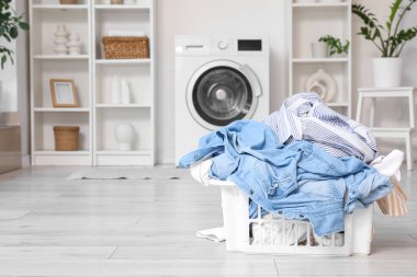 Çamaşır odasında kirli çamaşırlarla dolu sepet.