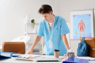 Klinikteki erkek stajyer doktor.