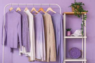 Rafa kaldırma ünitesi, ev bitkileri ve şık iç mekan kıyafetleri.