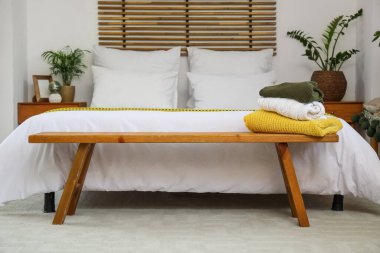 Yatak odasının iç tarafında kazaklı bir bankta.