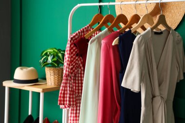 Soyunma odasında şık giysilerle doldur.