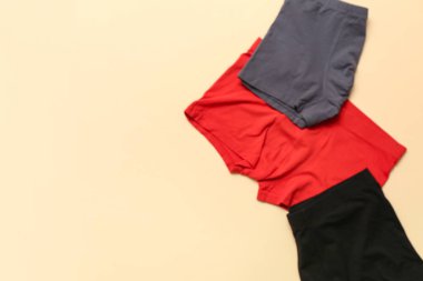 Bej arka planda şık erkek mayoları