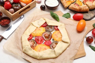 Beyaz arka planda pişmemiş domates galetesi olan ahşap tahta tahta tahta.