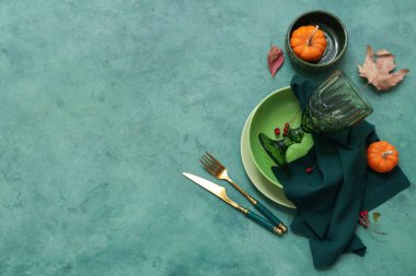 Taze balkabakları, gül kalçası böğürtlenleri ve yeşil arka planda sonbahar yapraklarıyla güzel bir masa.