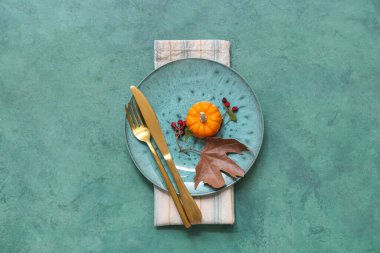 Taze balkabağı, gül kalçası böğürtlen ve yeşil arka planda sonbahar yaprağı ile güzel bir masa.