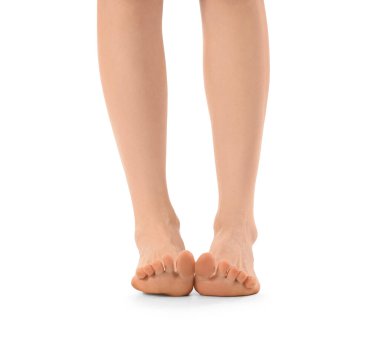 Düz tabanlı genç kadın beyaz arka planda izole edilmiş, yakın plan.