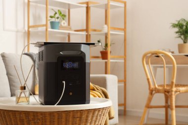 Odada taşınabilir elektrik santrali olan masa