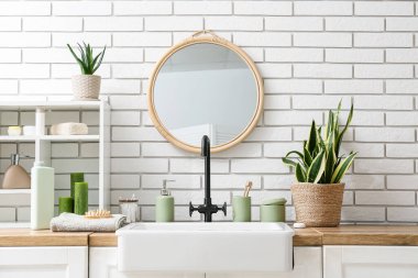 Banyo malzemeleri, raf ve lavabo banyoda.