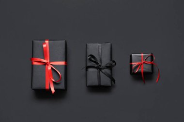 Karanlık arka planda hediye kutuları. Kara Cuma indirimi. Üst görünüm