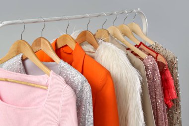 Gri arka planda şık kadın kıyafetleri, yakın plan.