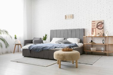 İçinde yanan mumlar olan şık bir yatak odası.