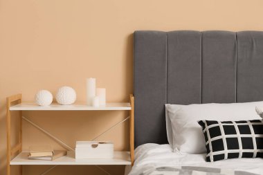 Mumlar ve kitaplar yatak odasındaki raf ünitesinde.