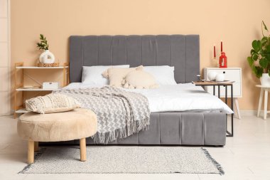 Sıcak yatak odasının içinde mum yakmak.