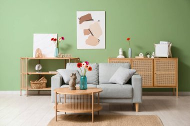 Oturma odasının içinde güzel Gerbera çiçekleri