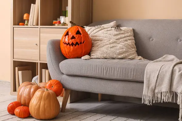 Cadılar Bayramı partisi için balkabakları ve yumuşak kanepeli şık bir oturma odası.