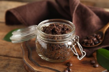 Tepsiyle kompozisyon, kavanoza konan kahve bedeni ve ahşap arka planda peçete, yakın plan.