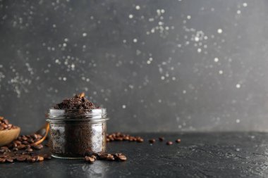 Kahveli kavanoz, siyah grunge arka planda.
