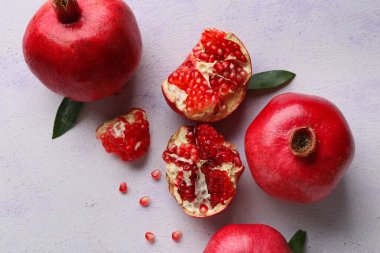 Tohumlu taze nar ve hafif arkaplanda yapraklar