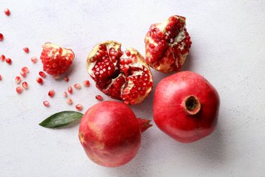 Tohumlu taze nar ve hafif arka planda yaprak.