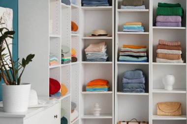 Soyunma odasında kıyafetleri olan bir gardırop.